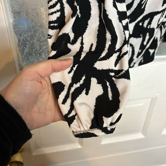 Alfani Women’s Black and White Long Sleeve Vneck Blouse with balloon sleeve S - Picture 3 of 5